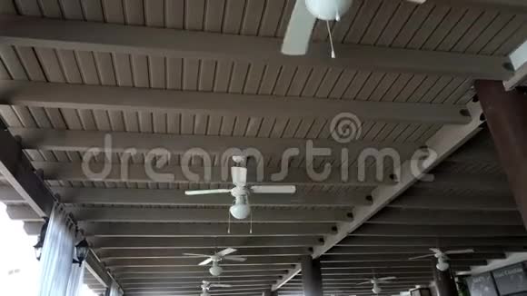 一个白色的吊扇在咖啡馆里旋转视频的预览图