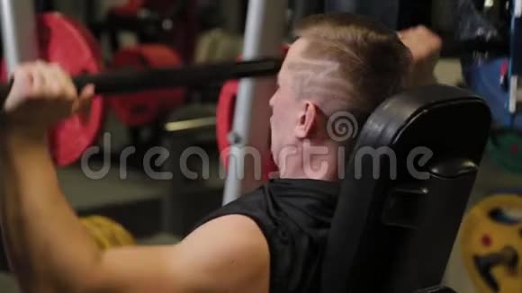 职业运动员用杠铃训练肩膀视频的预览图