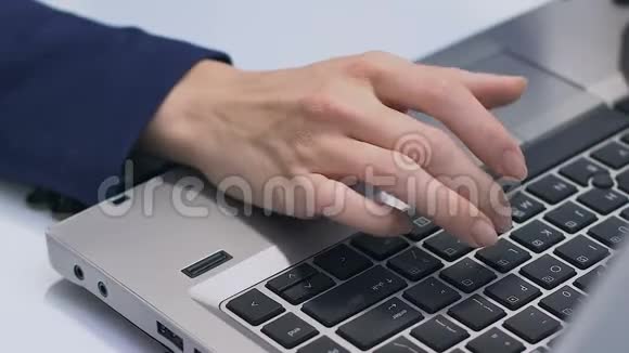 办公室职员在手提电脑上打字对着相机微笑成功的女商人视频的预览图