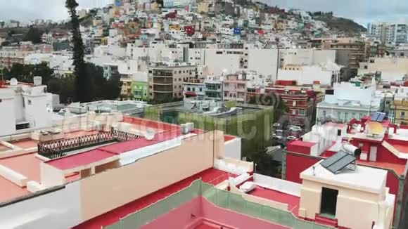从空中俯瞰大加那利岛的拉斯帕尔马斯美丽的鸟眼看山上的古镇西班牙建筑视频的预览图