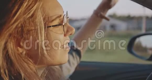 日落时开车的快乐女孩带有滤镜和复古效果的图片视频的预览图