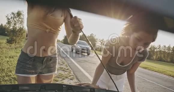 女人检查汽车的冷却剂水平视频的预览图