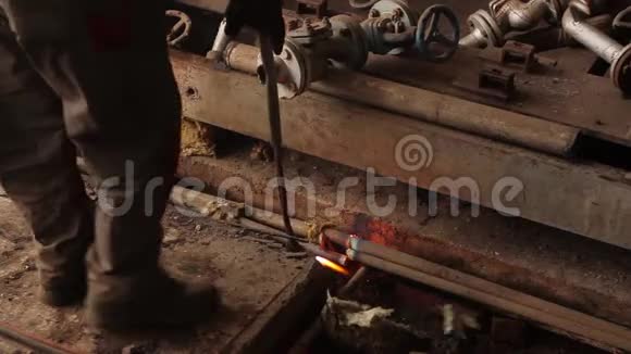 工人用乙炔火炬切割过时的工业设备视频的预览图