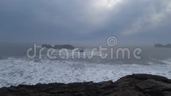 冰岛黑沙滩的强大海浪视频的预览图