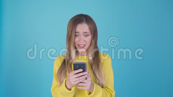 在社交网络上高加索女人张着嘴读着令人难以置信的着手机视频的预览图