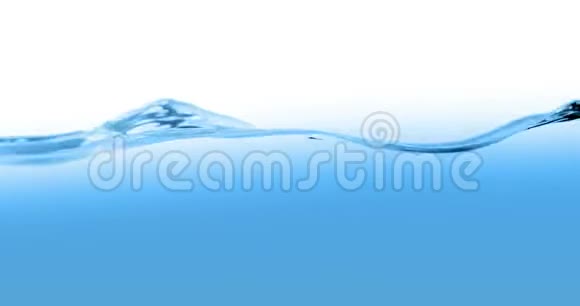 蓝色波浪水白色背景的水箱中有气泡运动缓慢清洁和纯净的概念医疗保健视频的预览图