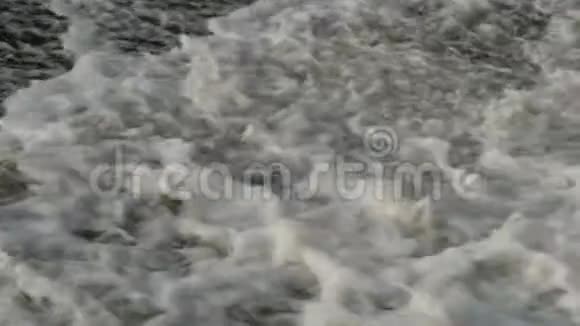 白水河面泡沫视频的预览图
