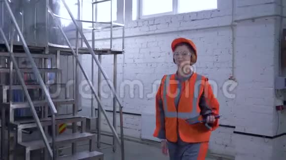重工业领域的两性平等微笑的女人和戴着安全帽的男厂专家握手视频的预览图