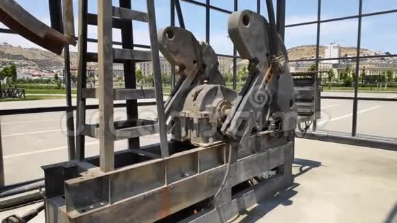 在油田工作的油泵金属井架工作抽油关门视频的预览图