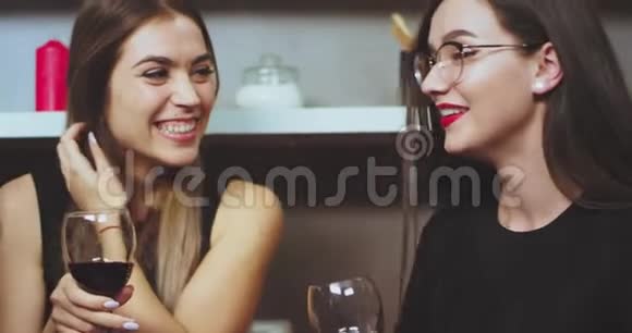 一幅三位有魅力的女士在聚会上喝酒聊天的肖像他们心情很好视频的预览图