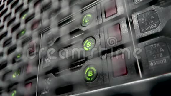 存储HDD服务器闪光灯数据服务器机架有许多硬盘驱动器和LED灯闪烁视频的预览图