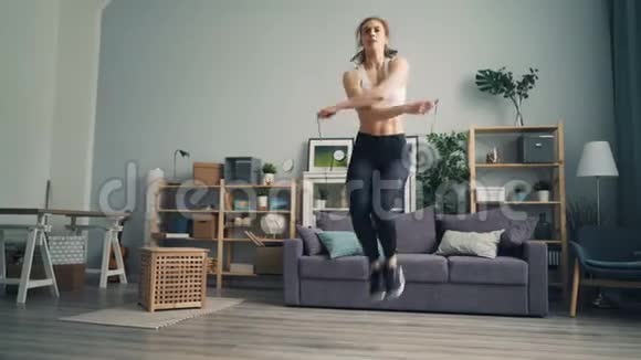 认真的年轻女子做运动跳绳减肥视频的预览图