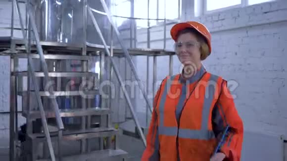 两性平等工厂幸福男人和戴着安全帽的女工程师握手讨论新项目视频的预览图