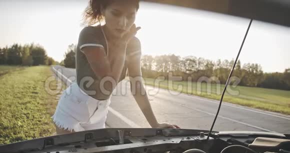自给自足自信的现代年轻女性检查汽车机油的水平视频的预览图