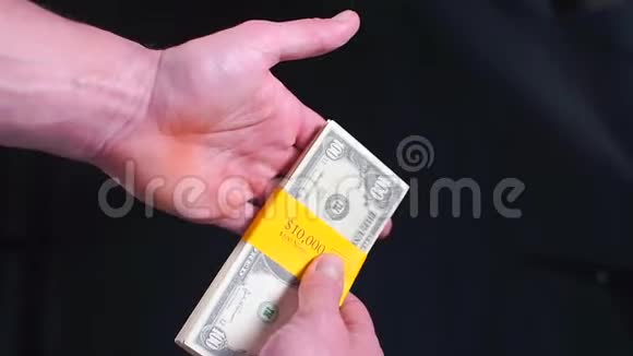 一包百元钞票在银行家手中视频的预览图