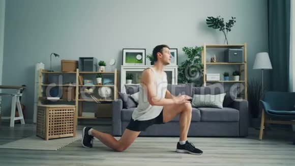 帅哥在家做伸展运动放松紧张的腿部肌肉视频的预览图