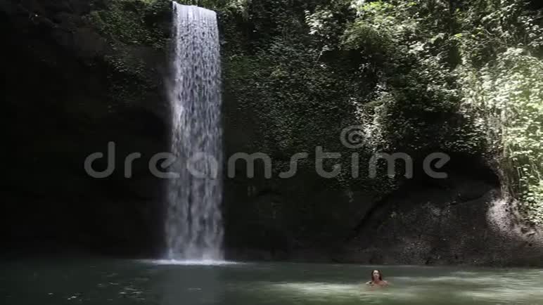 女人在瀑布里游泳视频的预览图