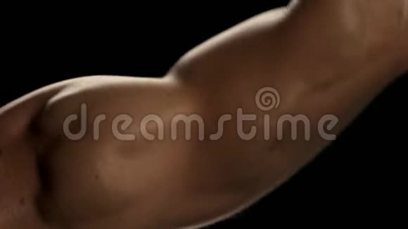 特写男人肱二头肌深色背景视频的预览图