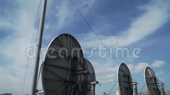 基辅屋顶上的工业卫星天线视频的预览图