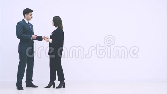洽谈业务合作伙伴穿西装的男人和女人用手势说话视频的预览图