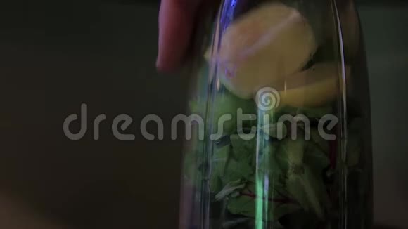 水果和菠菜在搅拌机里视频的预览图
