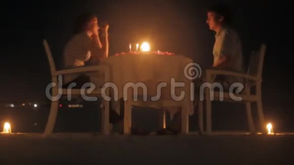 带蜡烛的浪漫晚餐视频的预览图