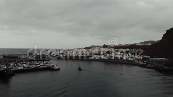 鸟瞰小渔船航行在一个小海湾附近的阿盖特镇西班牙观鸟眼睛视频的预览图