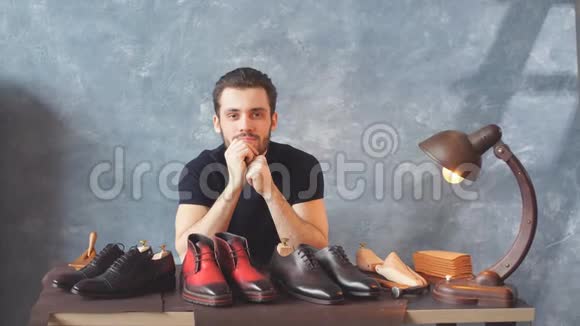 男人准备好了鞋皮出售商业贸易概念男人出售时髦的鞋类视频的预览图