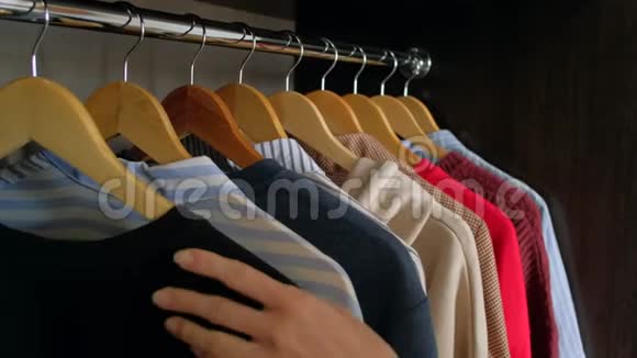 女人从家里的衣柜里拿衣服视频的预览图