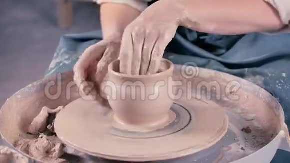 波特的手在陶罐上成形视频的预览图