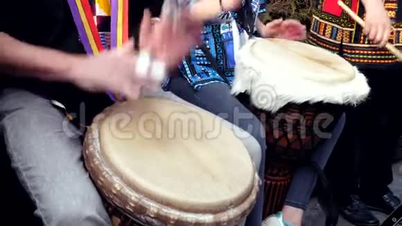 人们手在djembe鼓演奏音乐做一个慢动作的节拍视频的预览图