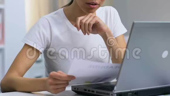 从事计算机工作的女性自由职业者工作复杂困难视频的预览图