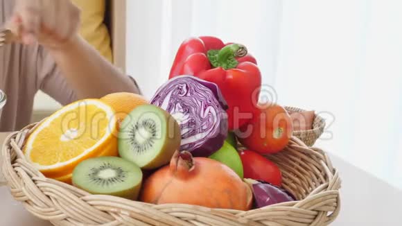 在家中制作健康沙拉的妇女搅拌和与蔬菜和水果混合的特写镜头食物烹饪和配料视频的预览图