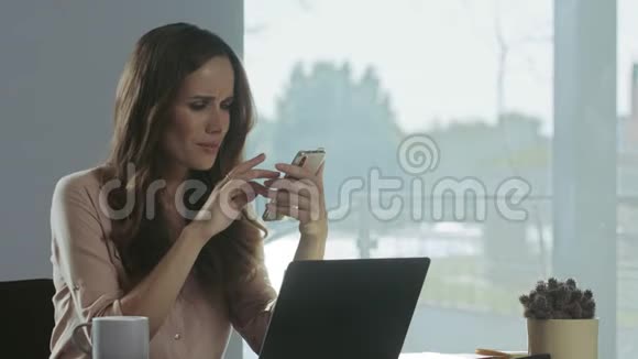 商务女性看手机精神集中的人休息视频的预览图