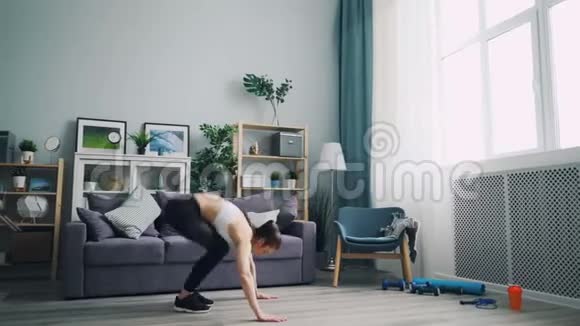 适合女学生在家锻炼做俯卧撑和跳跃减肥视频的预览图