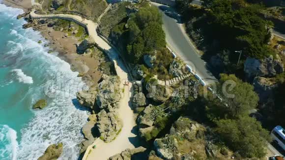 罗兹岛的海岸线带着波浪飞越海洋岩石美丽的岛屿希腊罗德斯视频的预览图