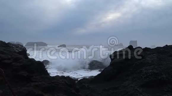冰岛黑沙滩的强大海浪视频的预览图