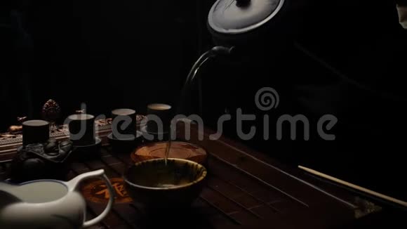 一杯正义的陶罐茶视频的预览图