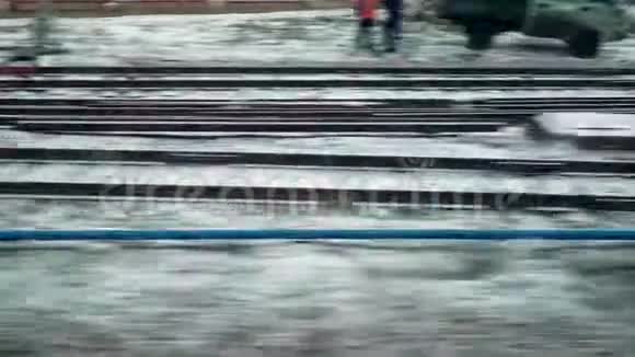 冬天铁路上的铁轨视频的预览图