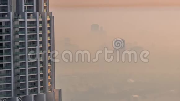 鸟瞰Zabeel和DubaiCreek附近典型的旧和现代建筑的早晨时间视频的预览图