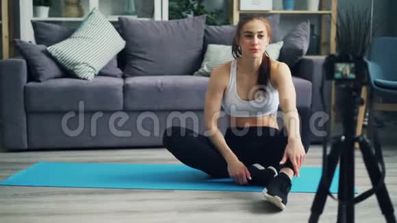 适合女孩的录音视频在线博客交谈然后锻炼腹肌瑜伽垫视频的预览图