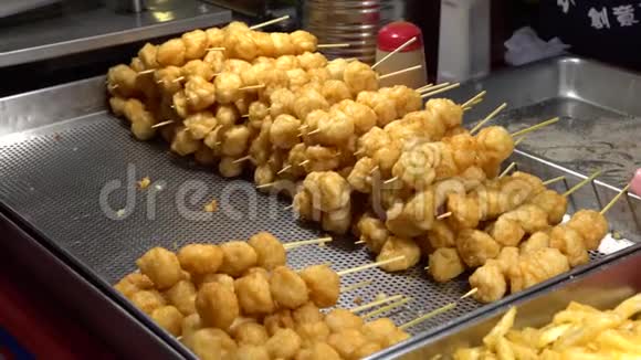 台北亚洲街夜市最受欢迎的当地食物视频的预览图