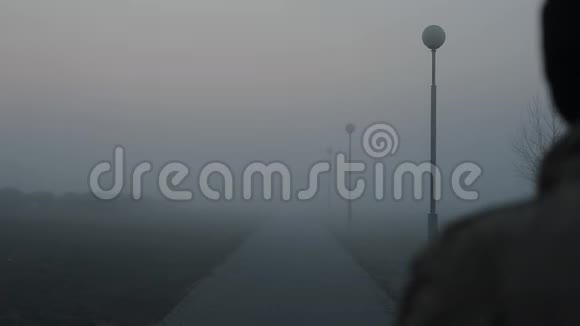 清晨寂寞的人走在朦胧的路上2那家伙在灯笼下面的雾里走视频的预览图