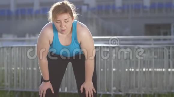超重女运动员休息时的肖像视频的预览图