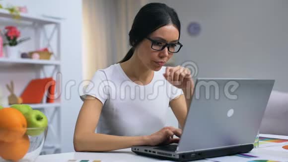 过度工作的女性自由职业者摘下眼镜在笔记本电脑上工作加班视频的预览图