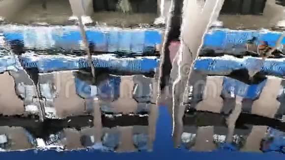 一座公寓楼在运河运动的水流中的反射视频的预览图