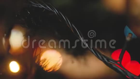 圣诞树上闪烁的灯光花环和彩带的特写镜头视频的预览图