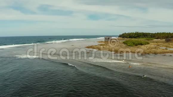 岛上的冲浪点叫云9视频的预览图