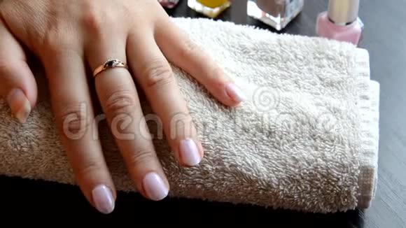 美甲美丽的美甲女性指甲用红色指甲油在柔软的白色毛巾上红色和珠光清漆视频的预览图