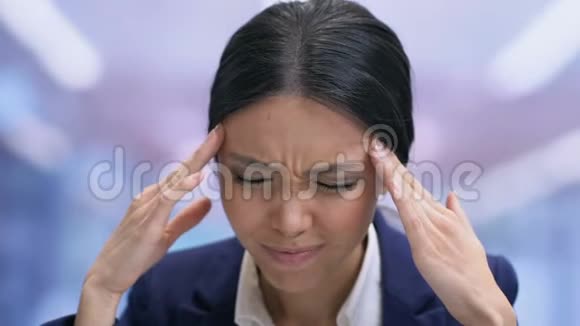 工作过度的女商人头痛吃药片压力很大视频的预览图